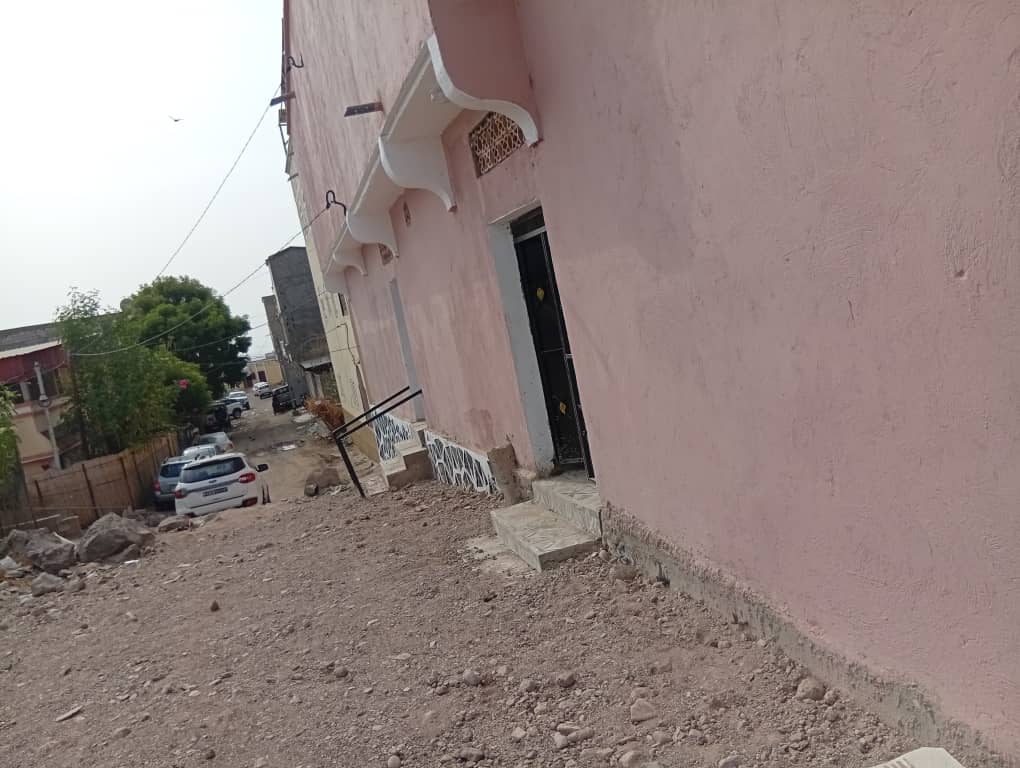2 maisons de 180 m² et local commercial à Hodan 1