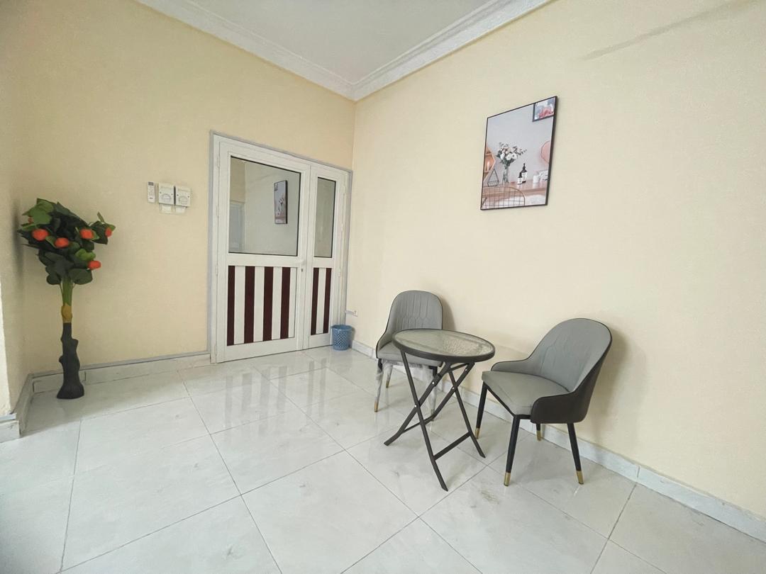 Chambre lit simple avec toilettes communes