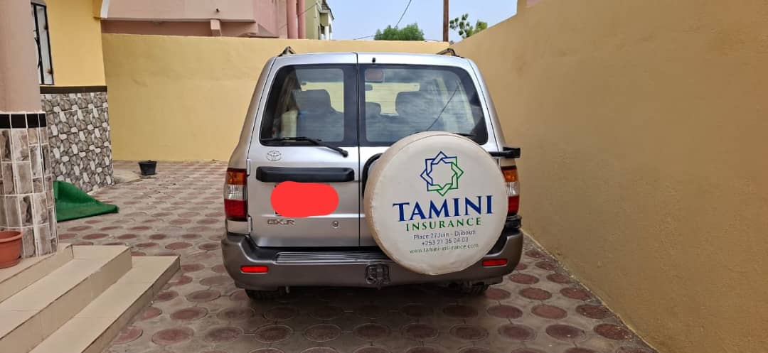 Toyota Land Cruiser 2010, manuel, en très bon état