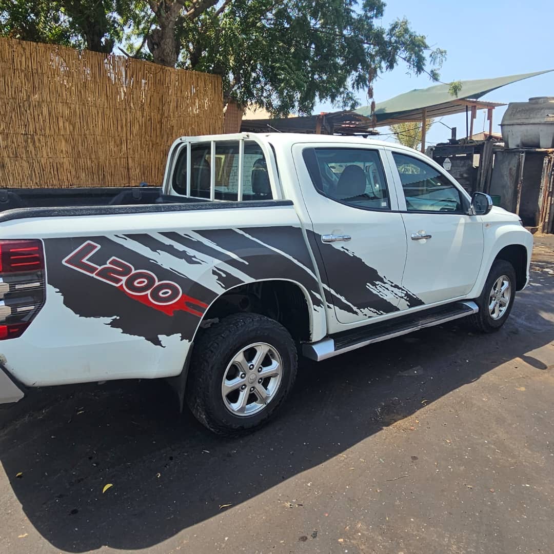 4 Voitures en excellent état à vendre : Mitsubishi L200 2023, AUTOMATIQUE &. Hyundai SANTA FE 2016 & MITSUBISHI L200 2022 manual& TOYOTA LANDCRUISER PRADO 2021