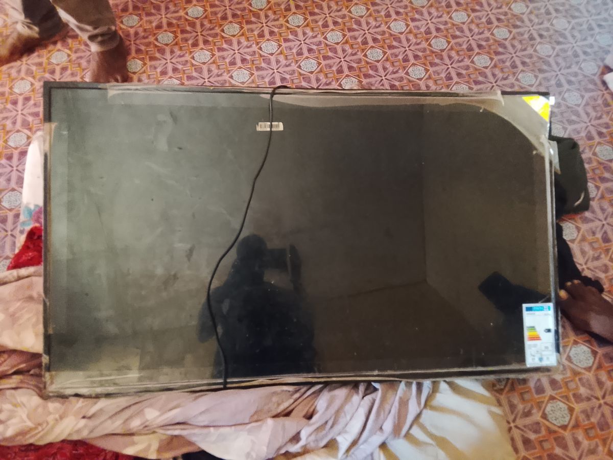 Télévision écran plat 43 pouces presque neuve