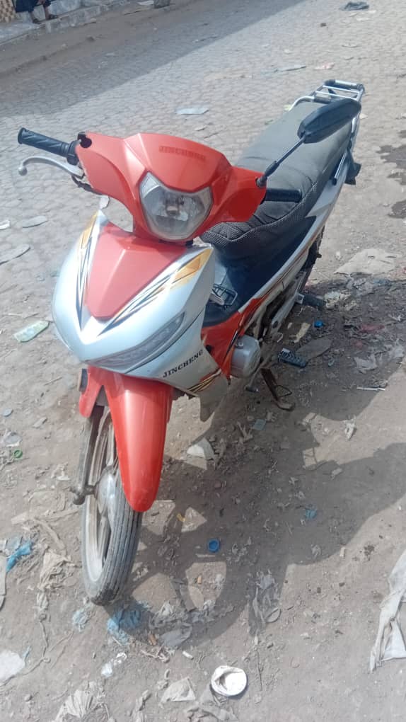 Moto Jincheng essence 7 mois, moteur neuf, papiers OK