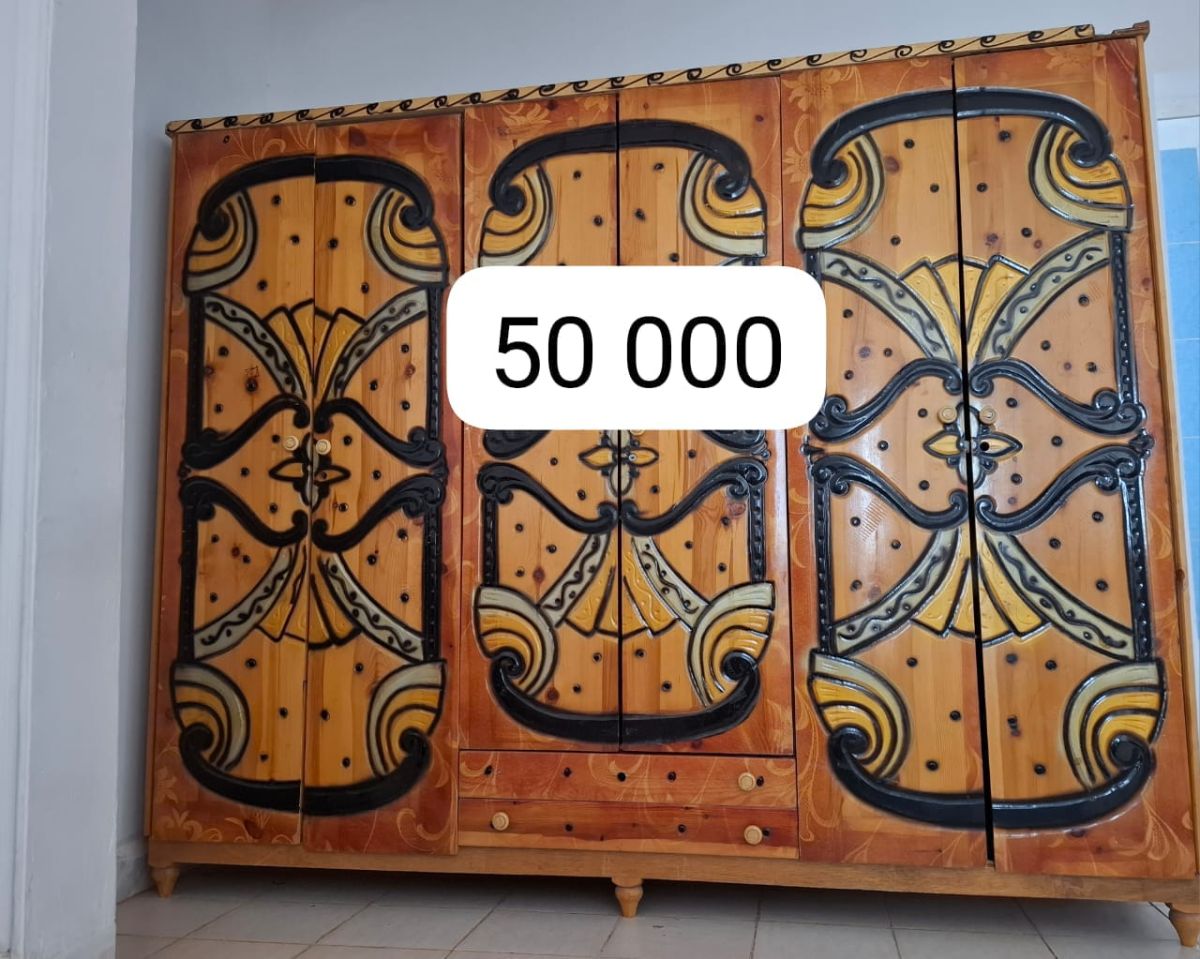 Armoire de rangement en bon état