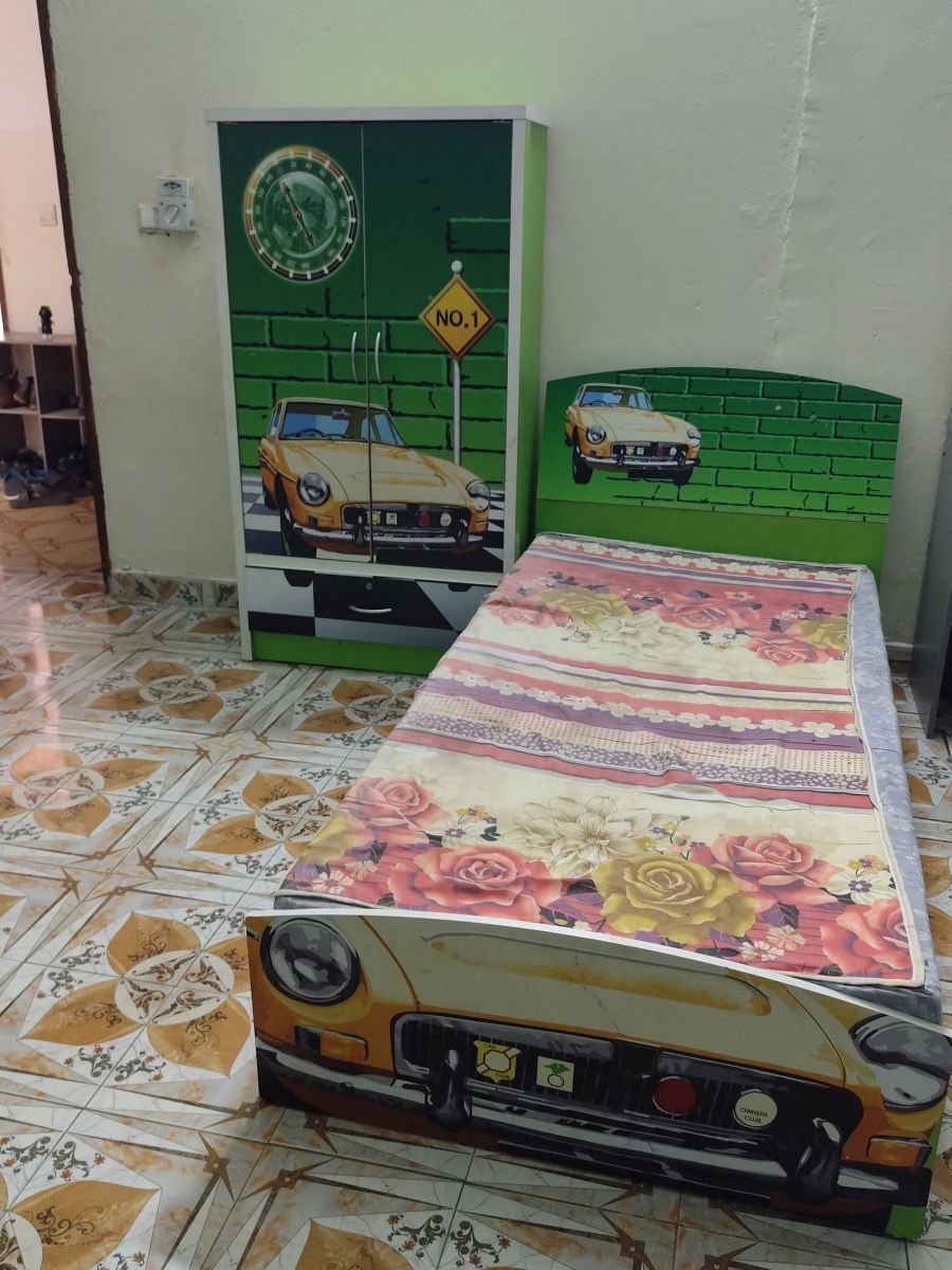 Ensemble lit et armoire enfant avec matelas en bon état