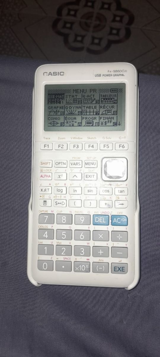 Calculatrice graphique en excellent état, fonctionnelle et prête à l\'emploi