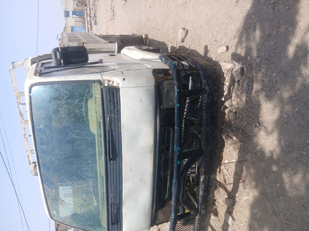 Camion benne Mitsubishi 2005, moteur puissant, bon état