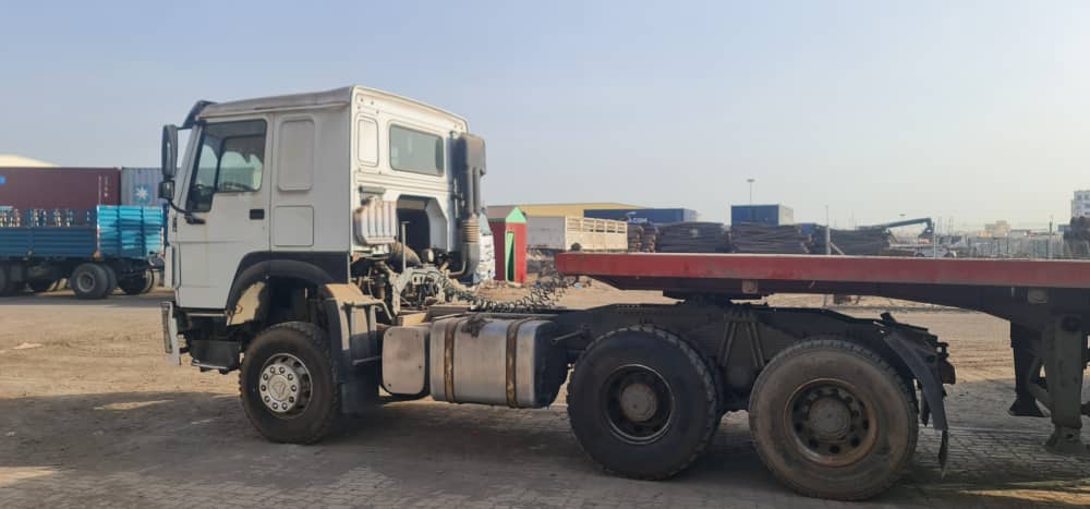 Camion Howo 371 ch turbo diesel 6x4 avec remorque