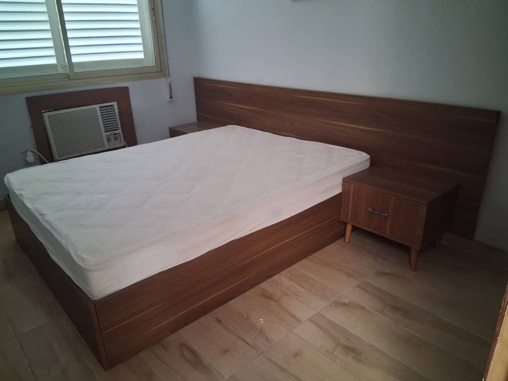 Chambre à coucher moderne avec lit et chevets