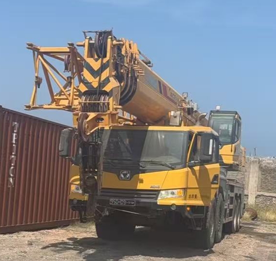 Grue mobile 80 tonnes presque neuve en location