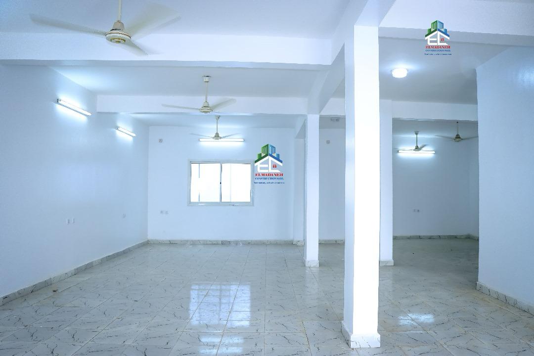 Local commercial 152m² avec électricité et eau proche Balbala