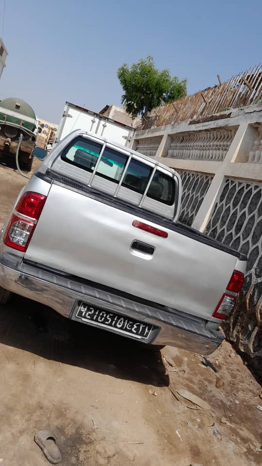 Toyota Hilux 2011 gris en bon état