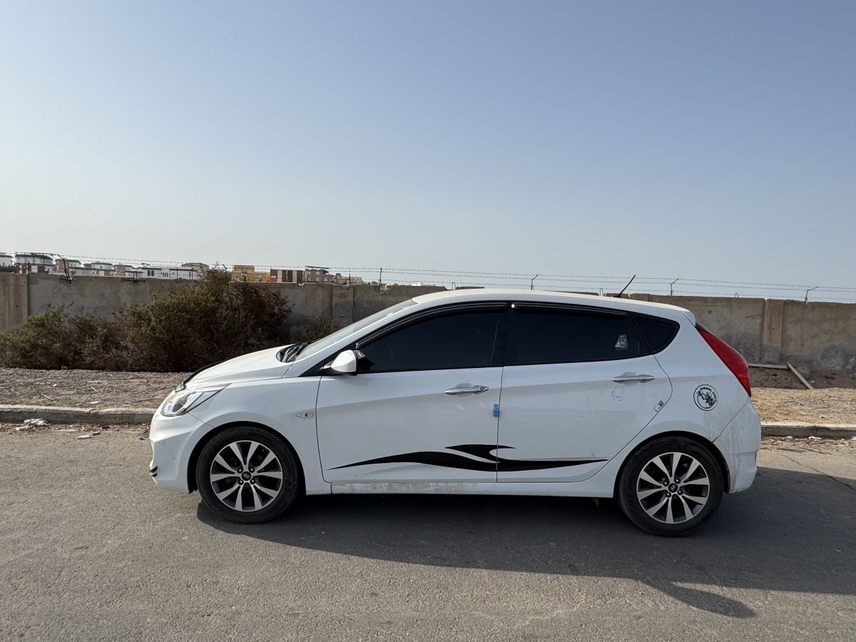Hyundai Accent 2016, blanc, boîte automatique, climatisation