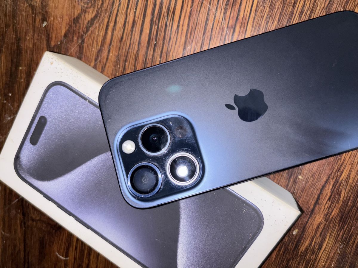 iPhone 15 Pro Bleu 128 Go en Très Bon État