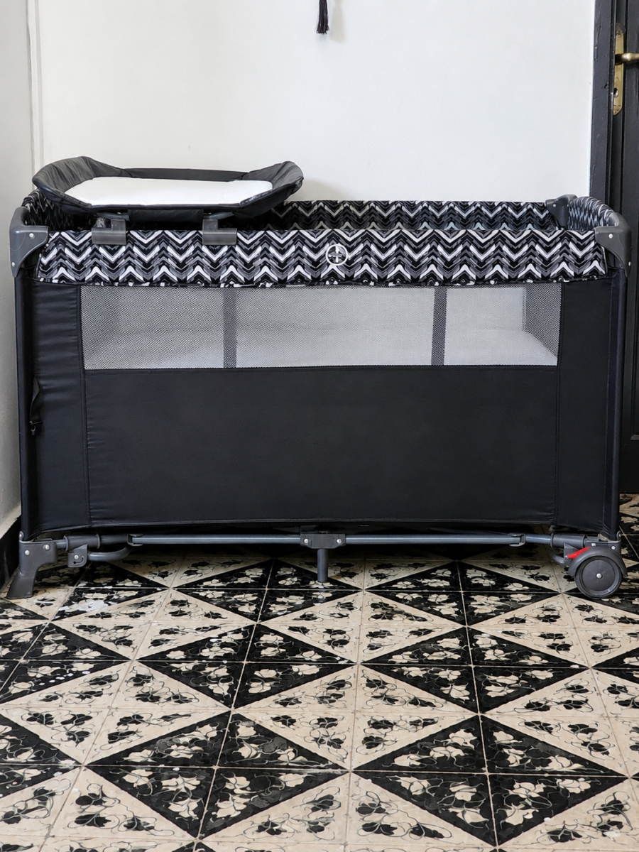 Lit parapluie bébé pliable avec table à langer intégrée