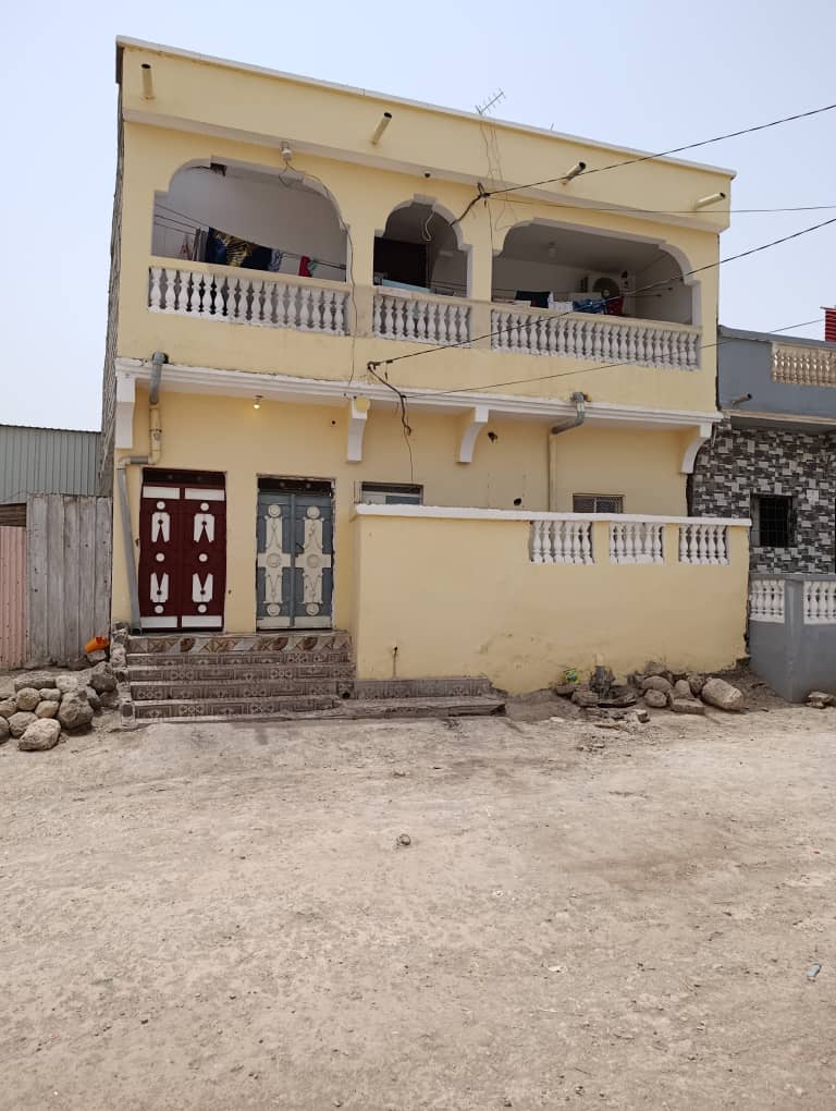 Maison 4 chambres avec espace jeux à Cité Sharaf Barwaqo