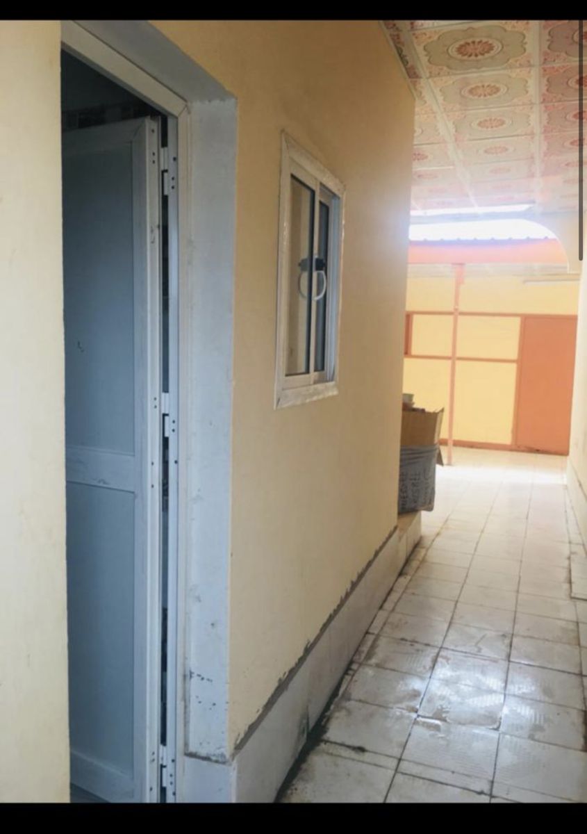 Maison F4 à PK12 avec 2 chambres bois et 2 en dur