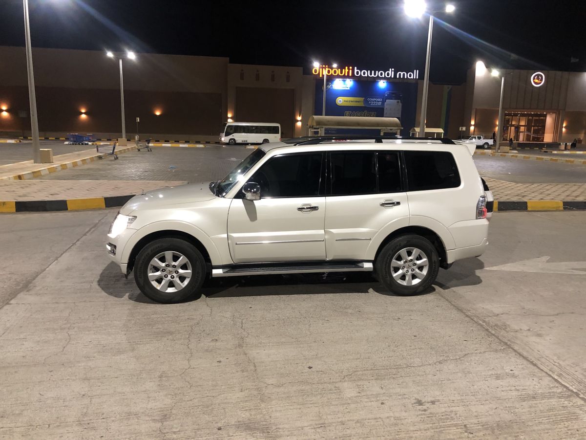 Mitsubishi Pajero 2022 V6 essence boîte automatique full option