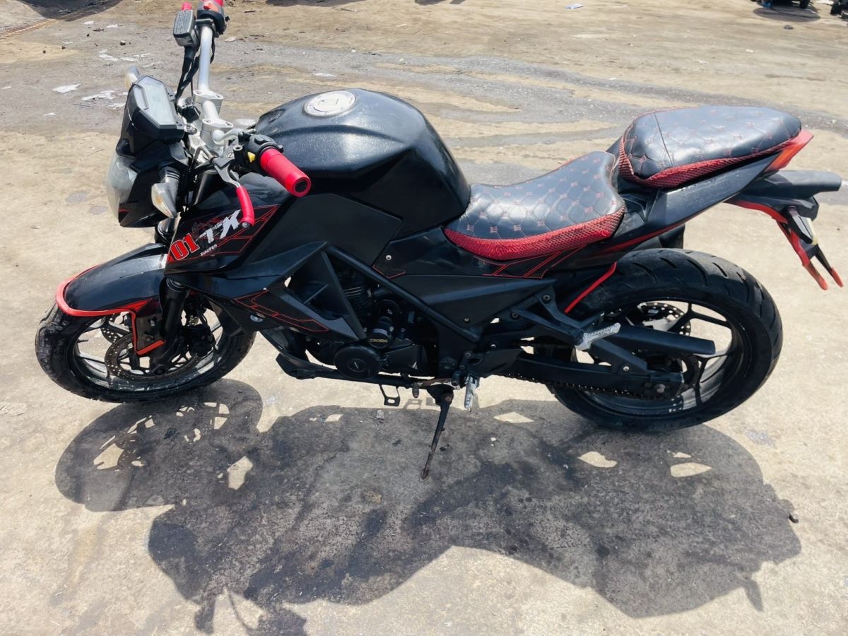 Moto Jincheng en très bon état, prête à rouler