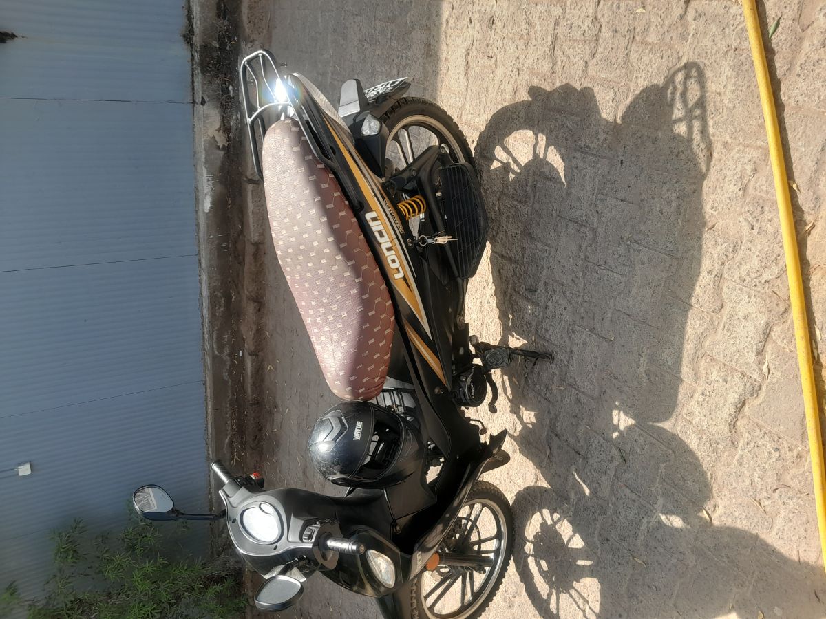 Moto Loncin 110cc en excellent état avec assurance