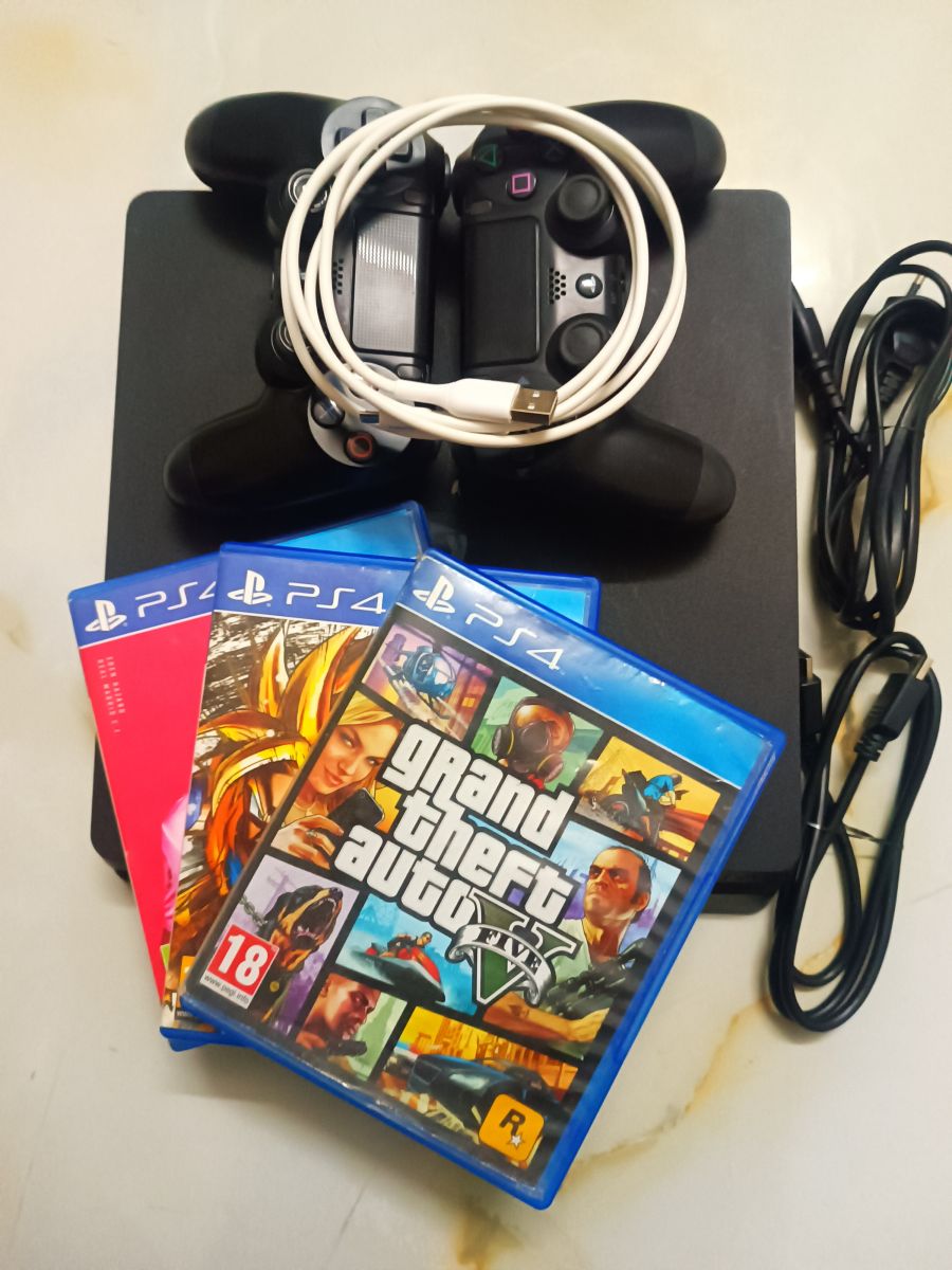 Pack PS4 Slim 1 To avec 2 manettes et 6 jeux inclus