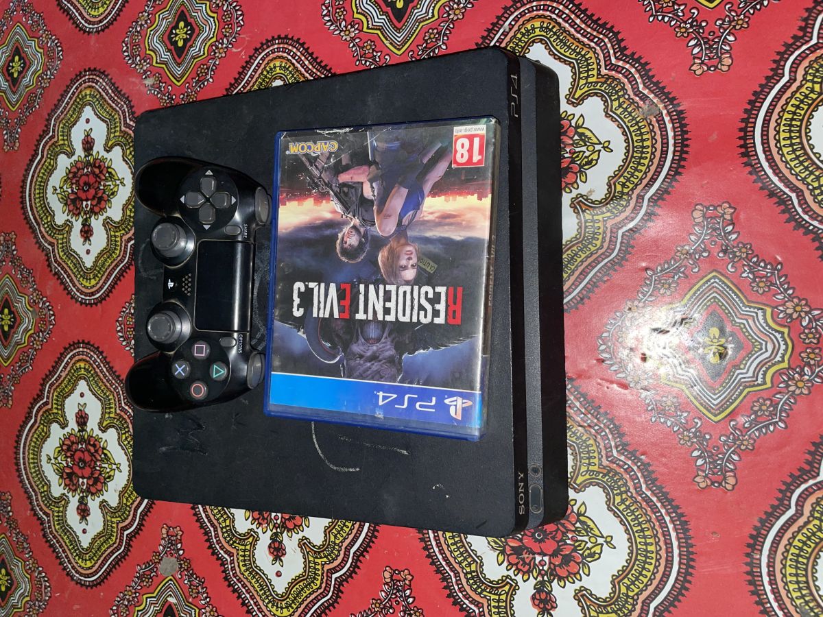 PS4 Slim avec manette et jeu Resident Evil 3