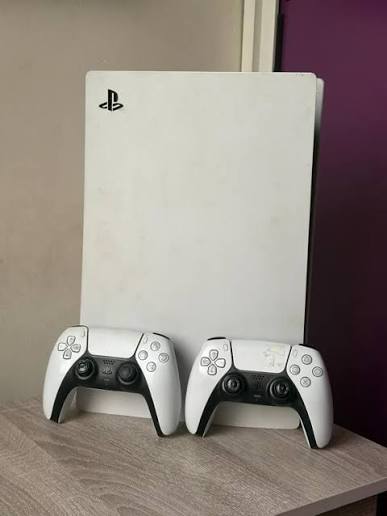 PS5 édition standard avec 2 manettes et jeu en bon état