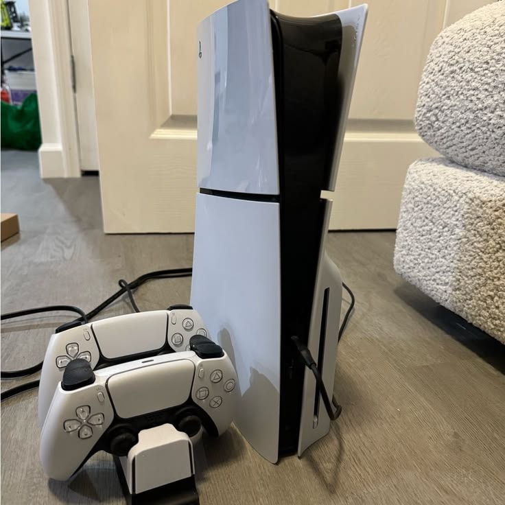 PlayStation 5 Slim avec deux manettes en excellent état