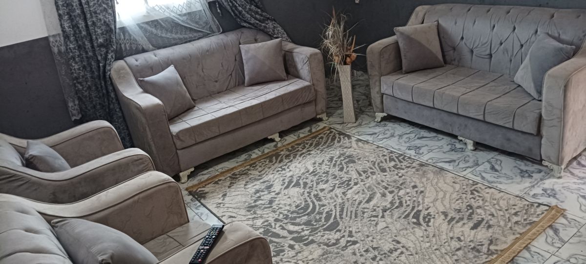 Salon complet avec canapé et accessoires en bon état