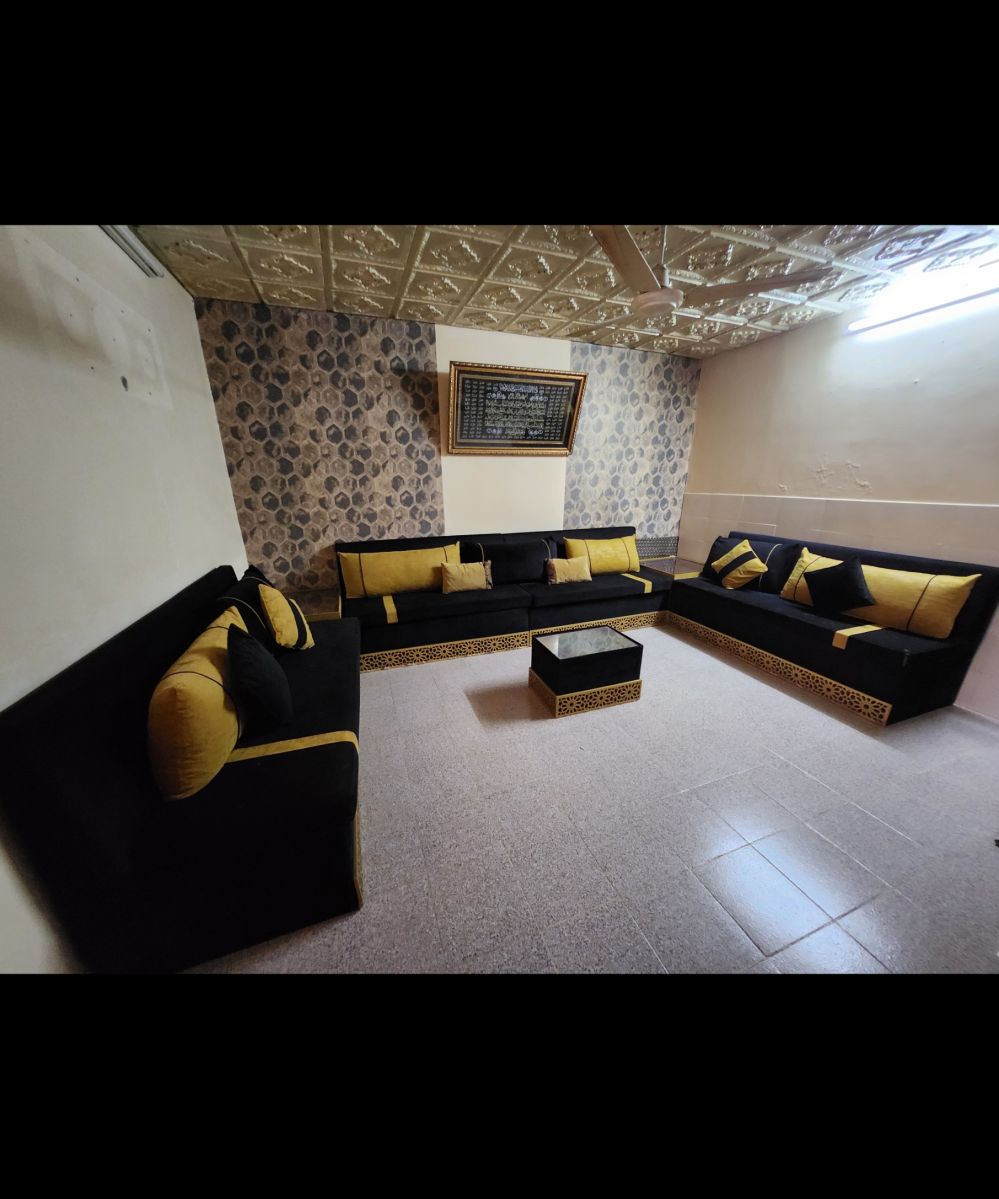 Salon marocain complet en très bon état avec table basse