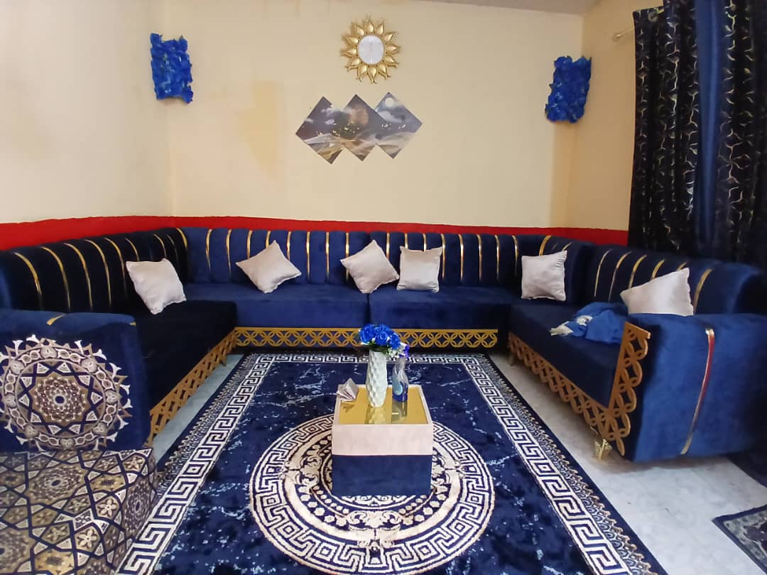 Salon moderne neuf avec accessoires et rideaux inclus