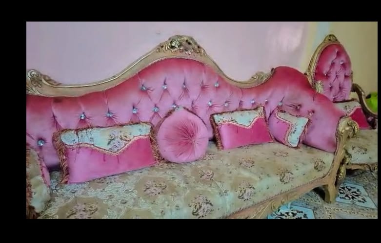Salon rose moderne en bon état