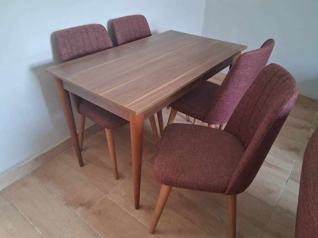 Table à manger moderne avec 4 chaises