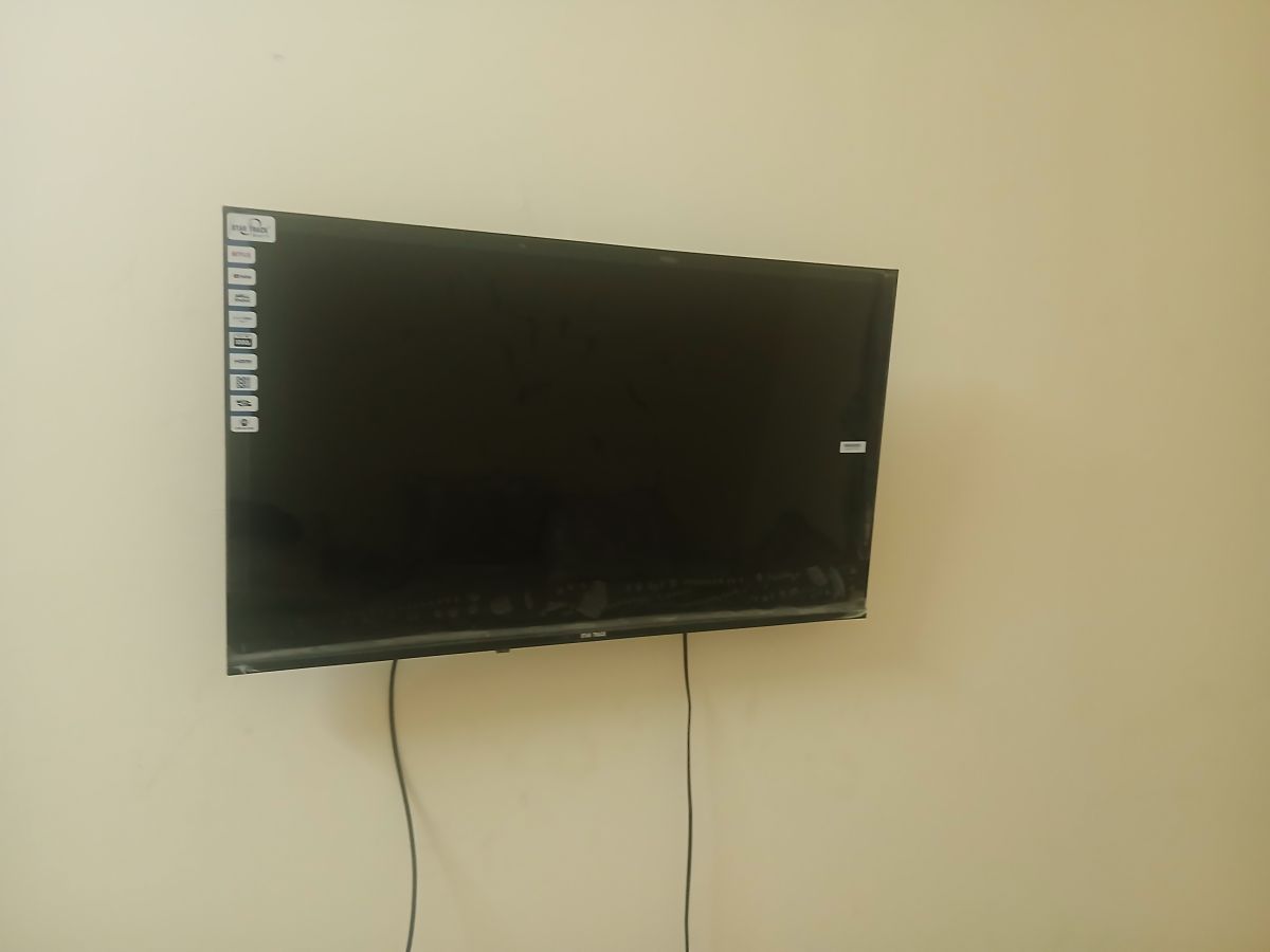 Télévision Smart TV Start Track 43 pouces neuve