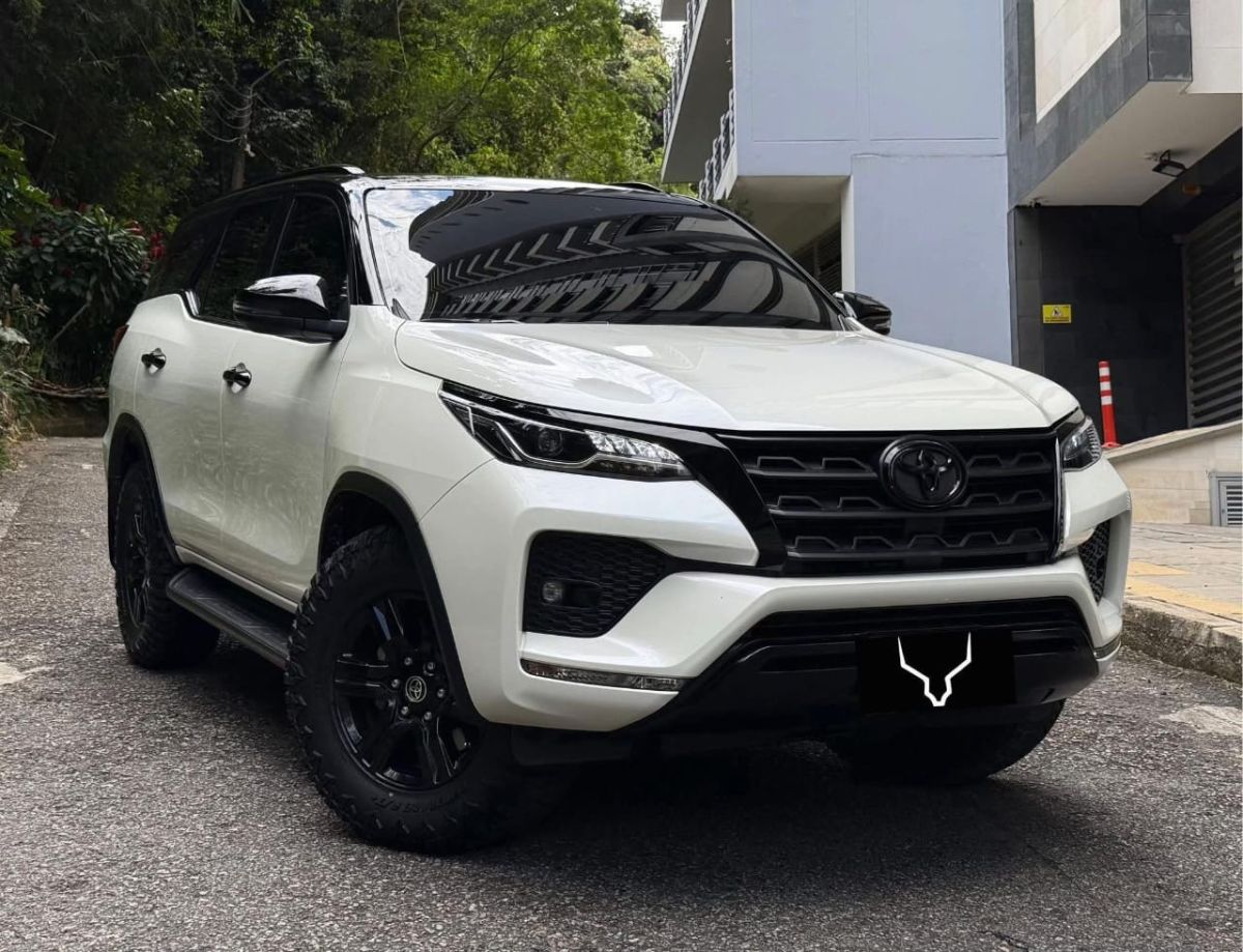 Toyota Fortuner 2023 diesel 2.4L boîte automatique SUV robuste