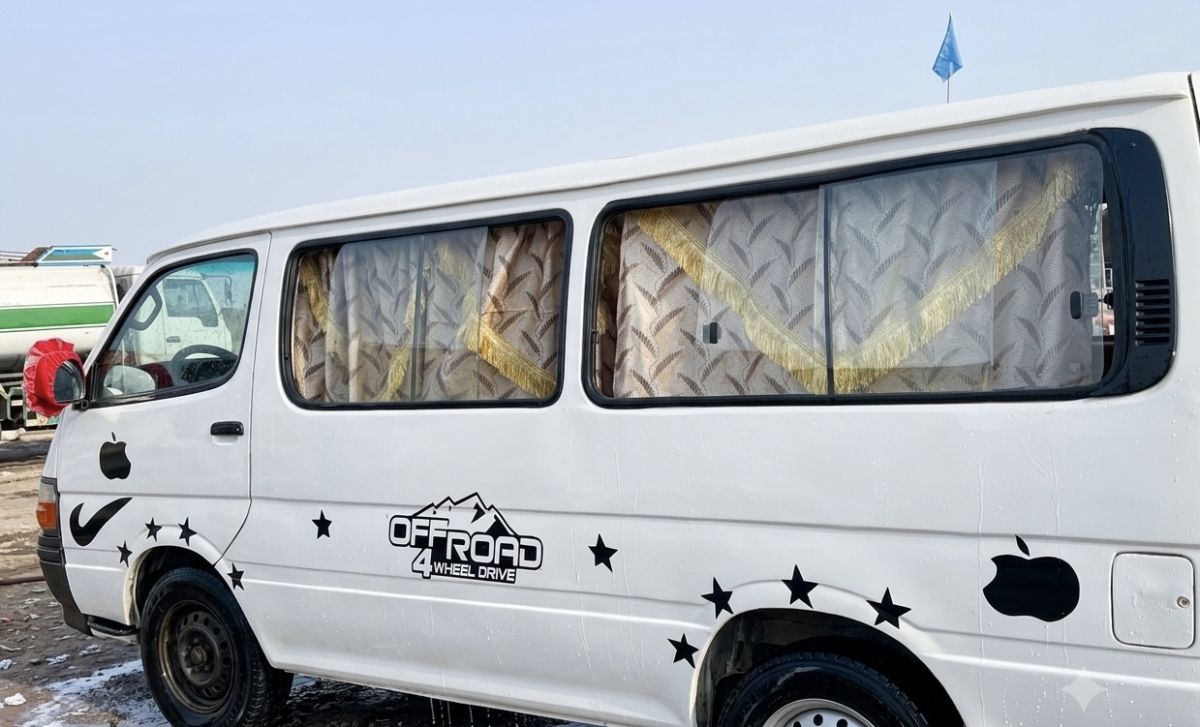 Minibus Toyota Hiace rénové en excellent état