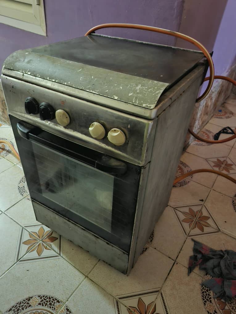 Gazinière d\'occasion en bon état avec bouteille de gaz