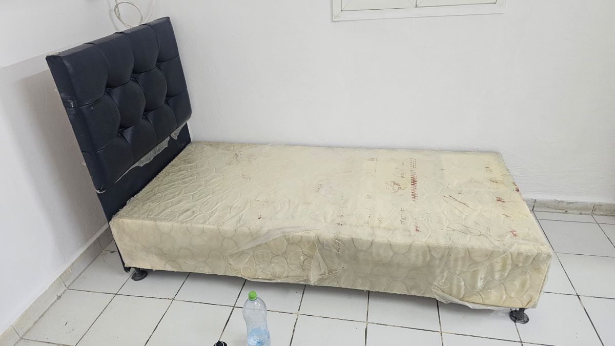 Lit simple avec matelas propre en bon état