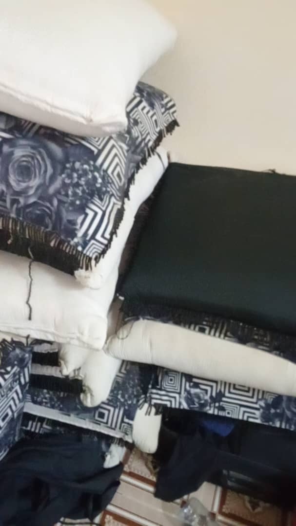 Lot de 3 matelas avec coussins, rideaux et tapis, quasi neuf