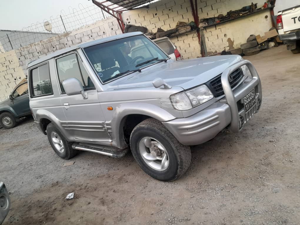 Hyundai Galloper 4x4 gris argenté en bon état général