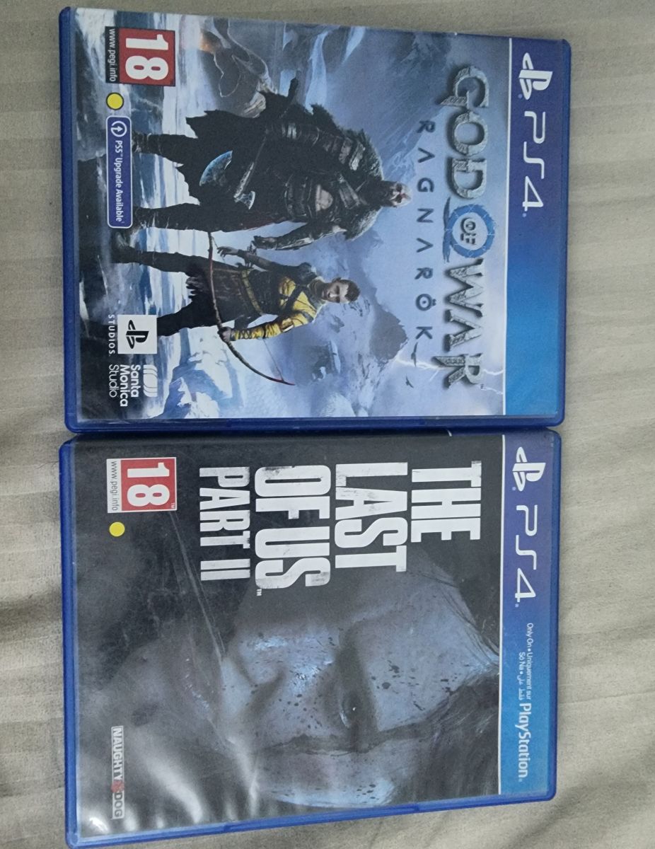 Jeux PS4 The Last of Us Part II et God of War Ragnarök en bon état