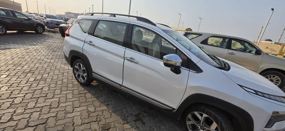 Mitsubishi Xpander Cross 2025 SUV 7 places essence automatique