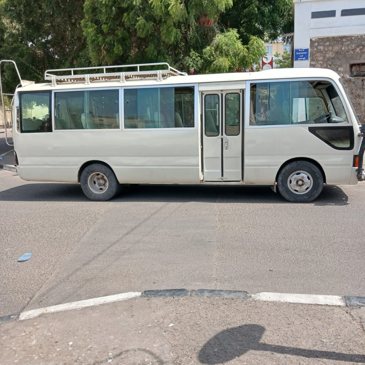 Bus Toyota Coaster 30 places climatisé à louer