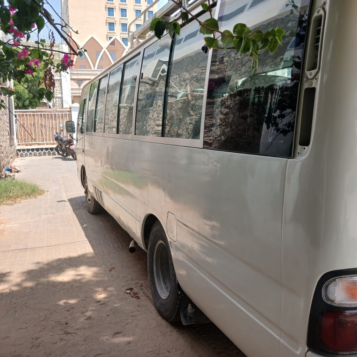 Bus Toyota Coaster 30 places climatisé à louer