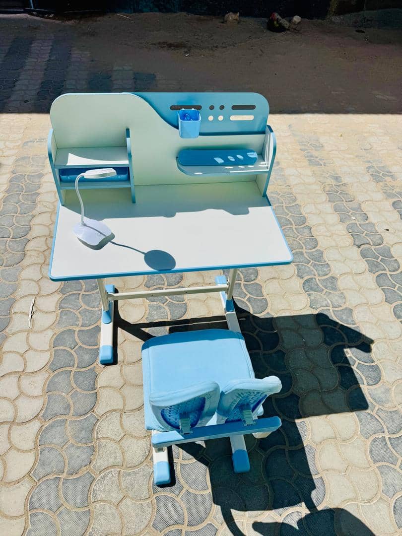 Tables, chaises et bureaux pour enfants pour la rentrée