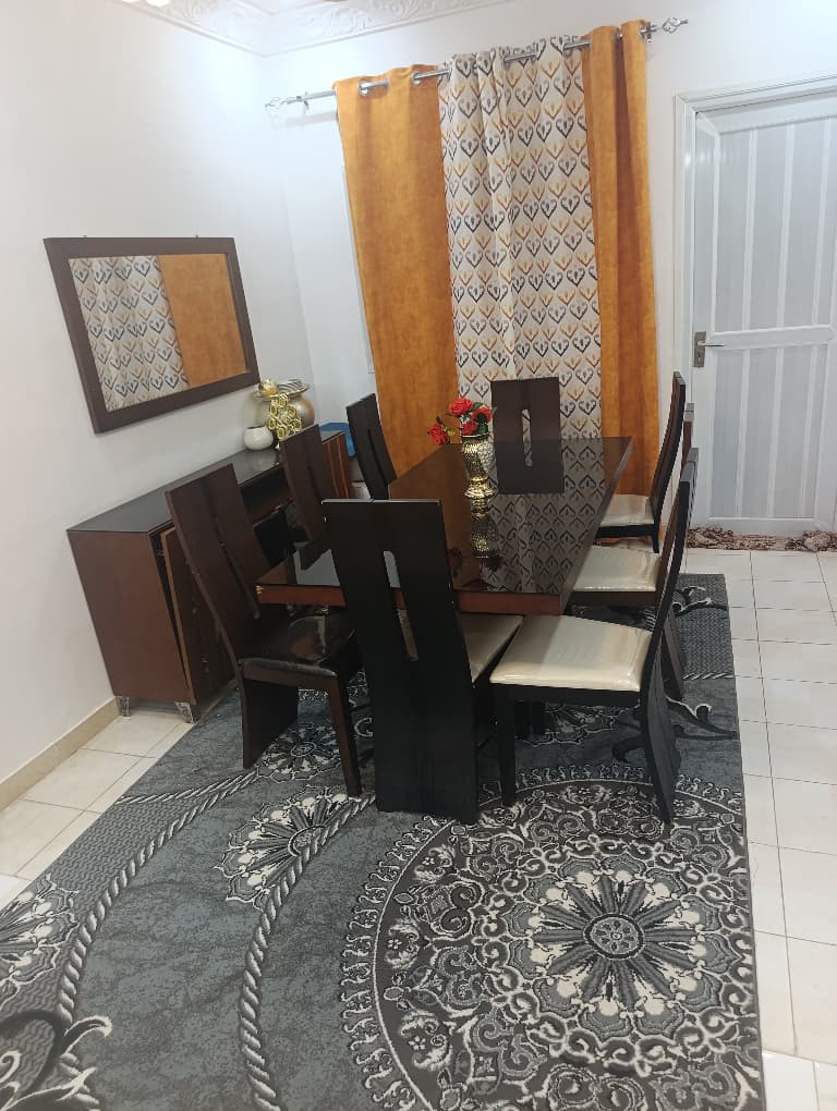 Ensemble salon, canapé marocain, TV et lit