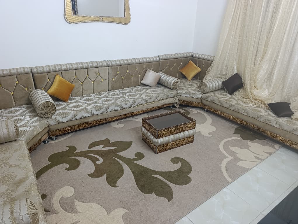 Ensemble salon, canapé marocain, TV et lit