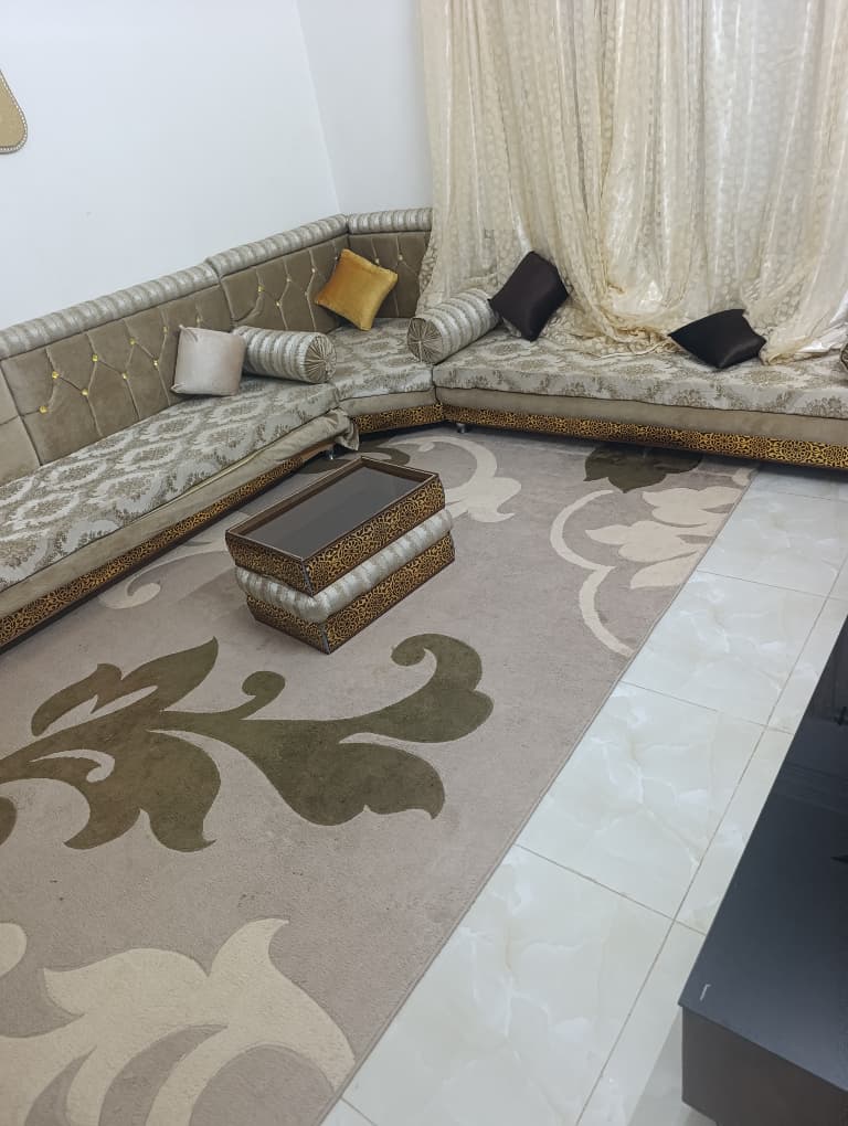 Ensemble salon, canapé marocain, TV et lit