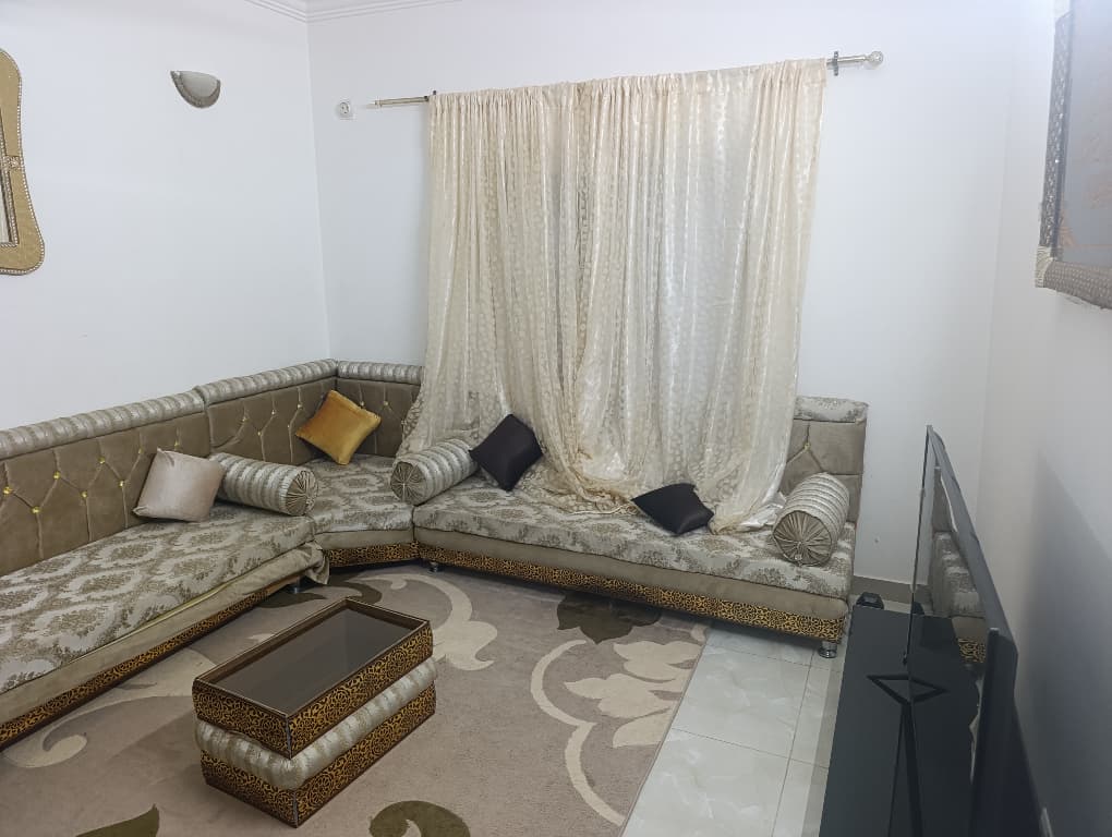 Ensemble salon, canapé marocain, TV et lit