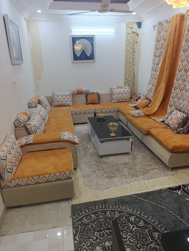 Ensemble salon, canapé marocain, TV et lit
