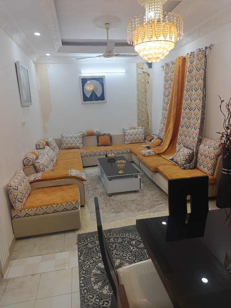 Ensemble salon, canapé marocain, TV et lit